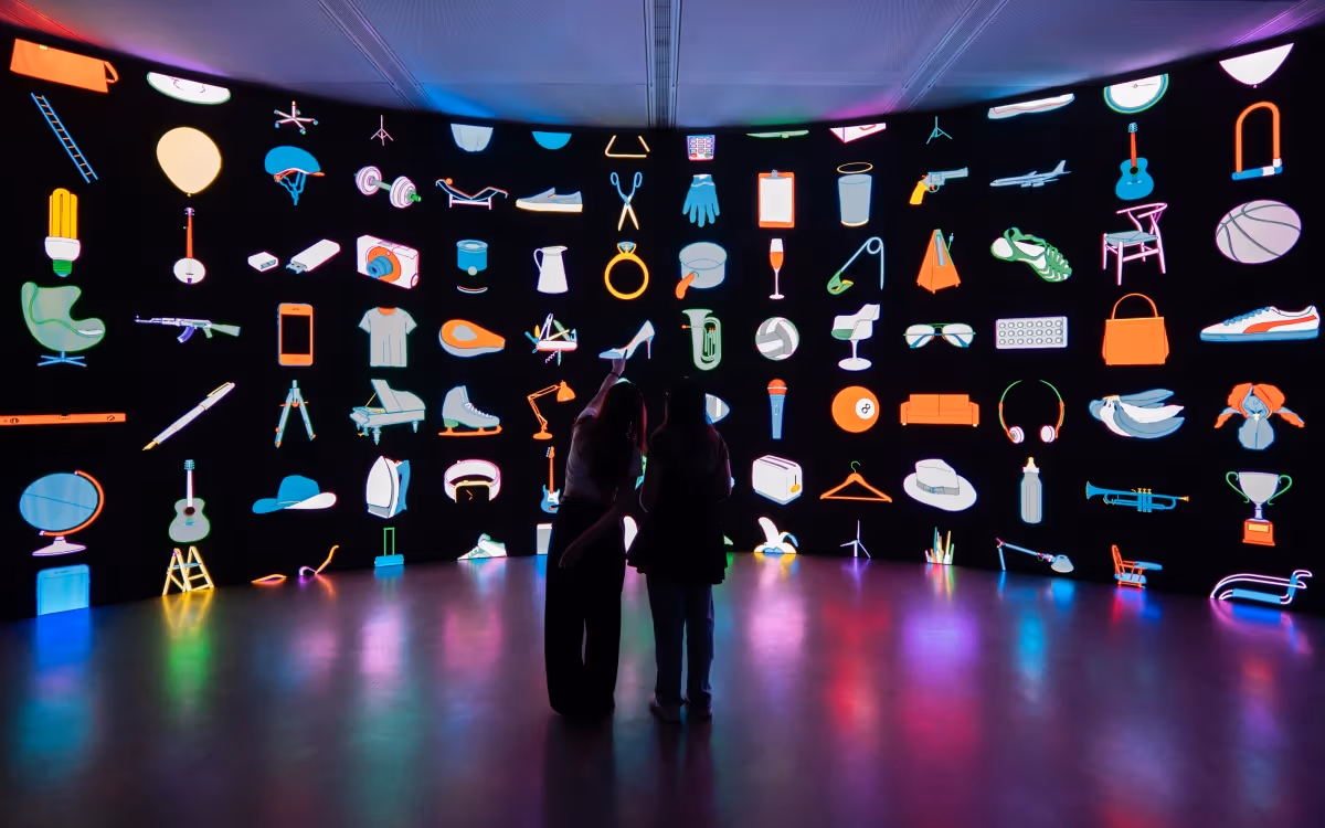 곡면 LED 극장 Cosmos의 일상 사물 이미지.