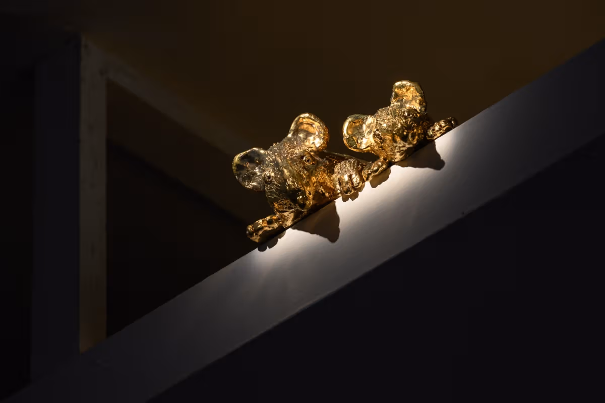SIDE CORE Golden City의 금색 도자기 쥐.
