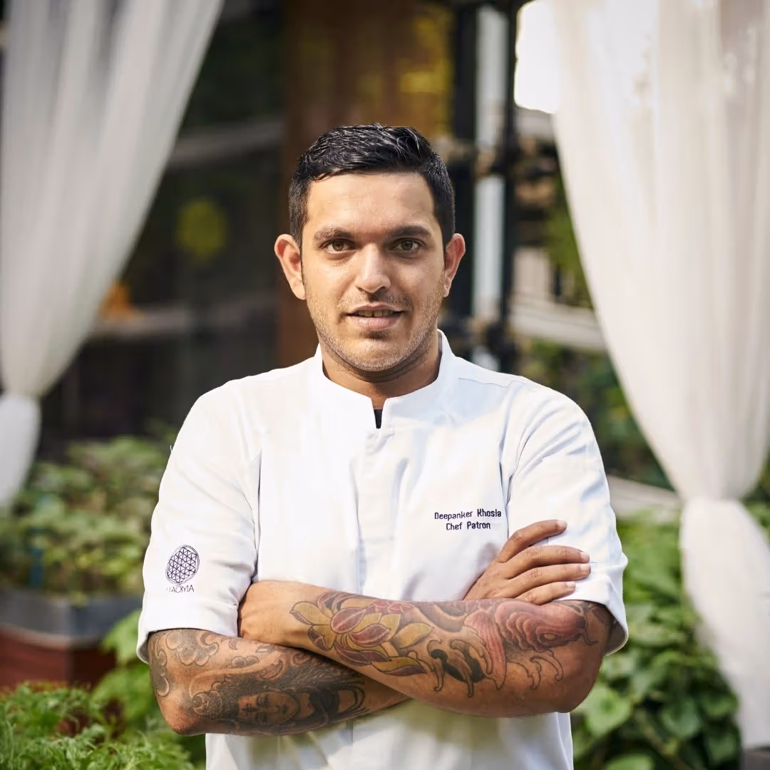 ภาพ Chef DK สวมเสื้อเชฟขาว
