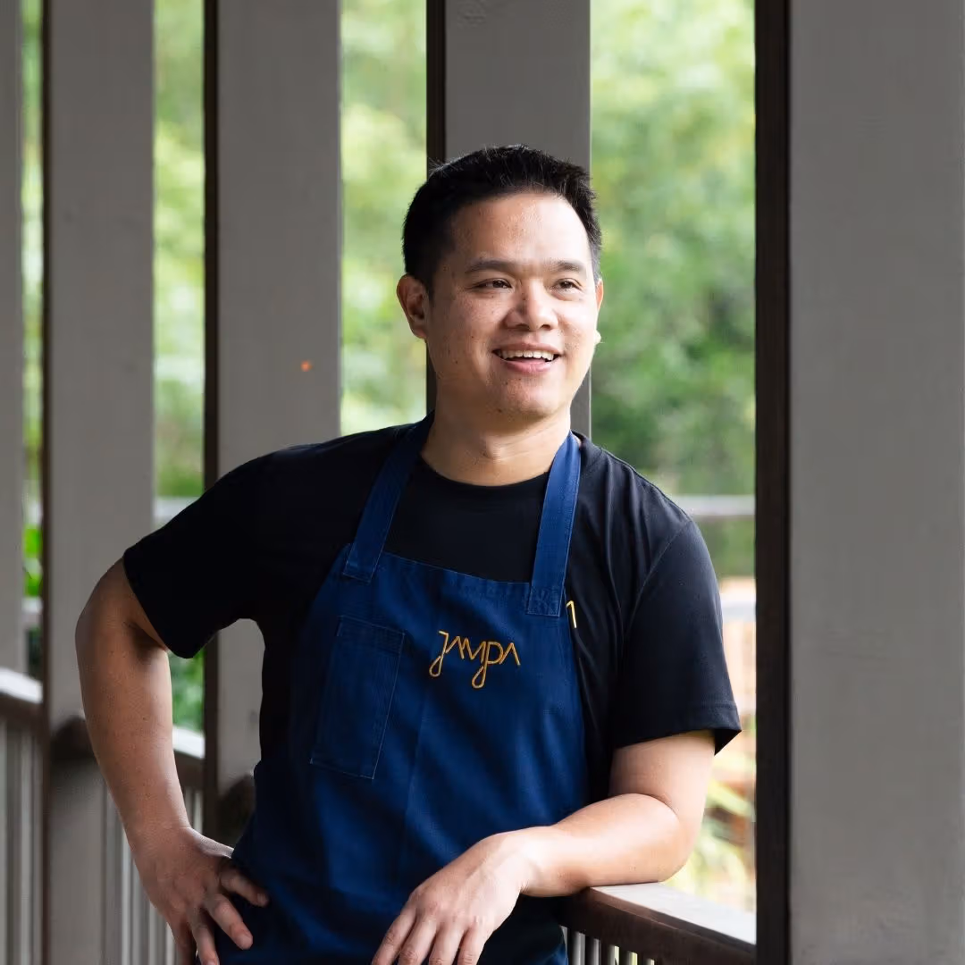 ภาพ Chef Im สวมเสื้อเข้มกลางแจ้ง