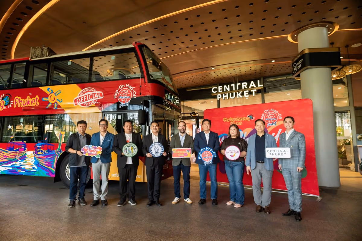 ผู้ร่วมเปิดบริการข้างรถใน Central Phuket