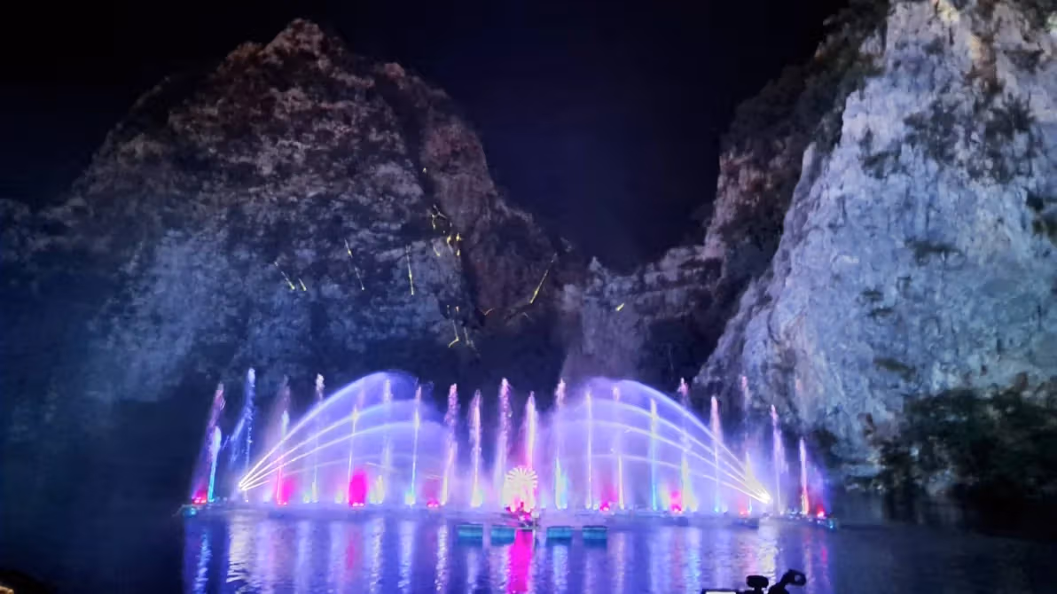 Ratchaburi Jungle Rock 개막: 석회암 앞 하루 여섯 수경 공연, 10월 27일까지 무료