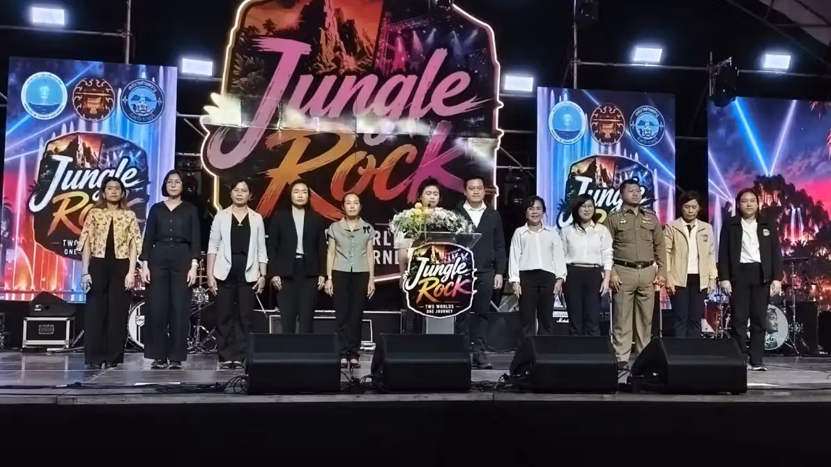 ภาพร่วมผู้เข้าร่วมบนเวทีเปิด Jungle Rock