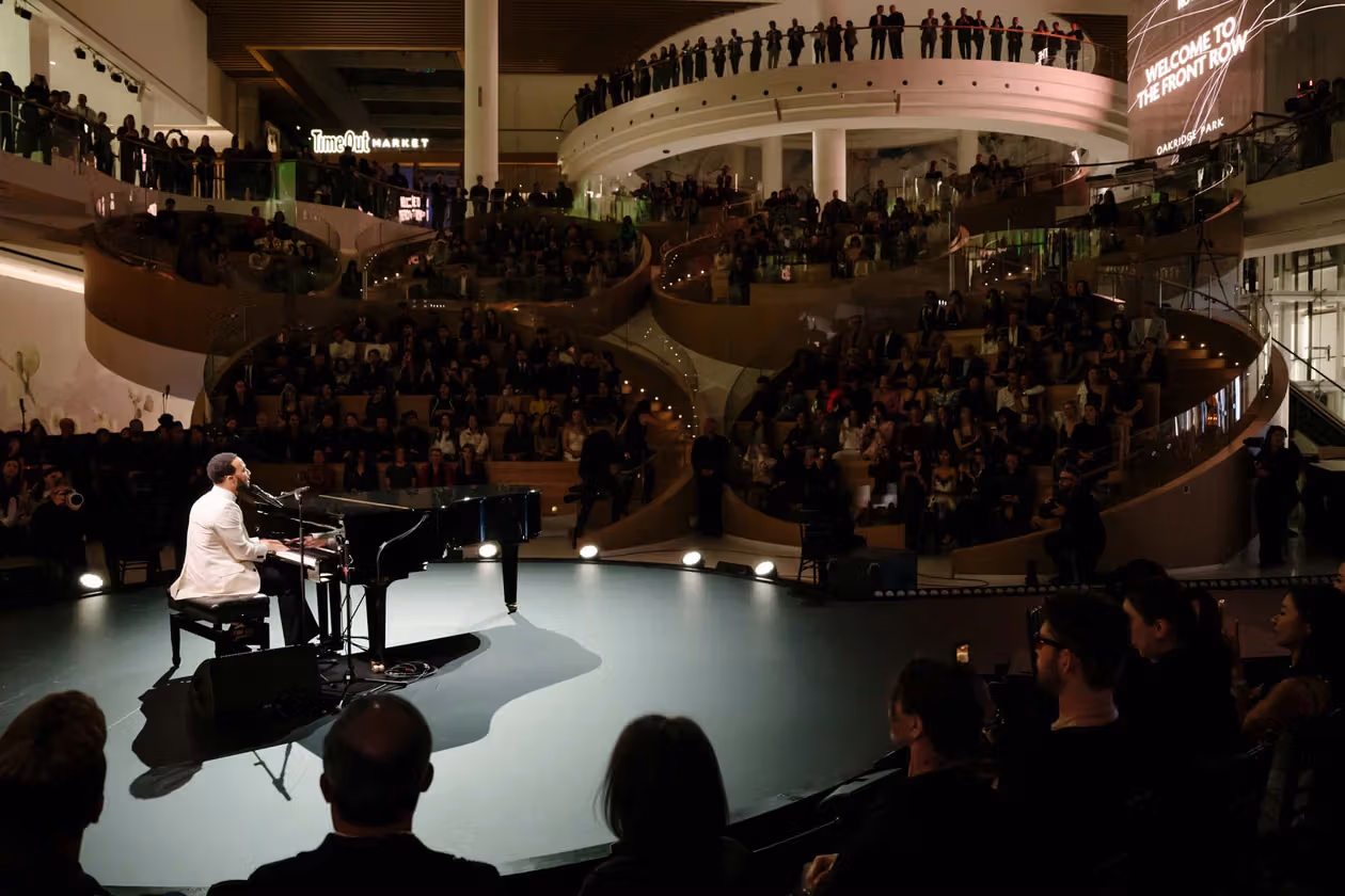 Oakridge Park วางแฟชั่นกับเปียโน John Legend ในโถง: ย้อนดู The Front Row แวนคูเวอร์