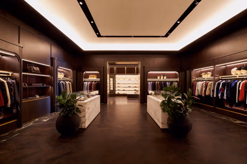 โซนผู้ชายไม้เข้มและตู้หินอ่อนของ Kith Vancouver