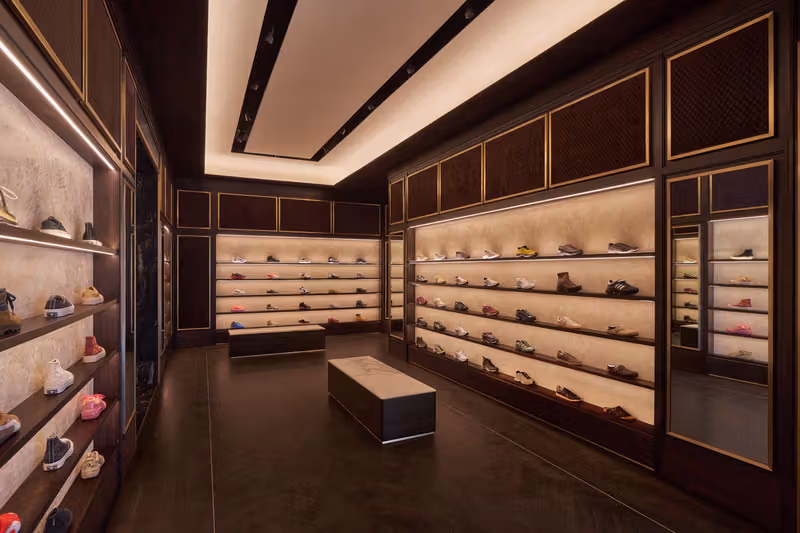ผนังรองเท้าผู้ชายกับม้านั่งกลาง Kith Vancouver
