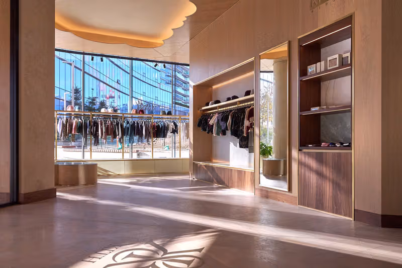 หน้าต่างใหญ่ ราวเสื้อ และแสงเงาบนพื้น Kith Vancouver