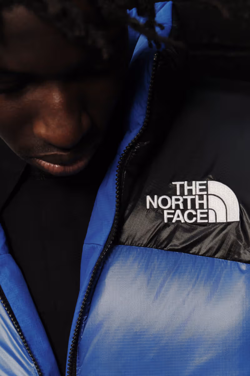 The North Face Nuptseの黒い肩と白いロゴ