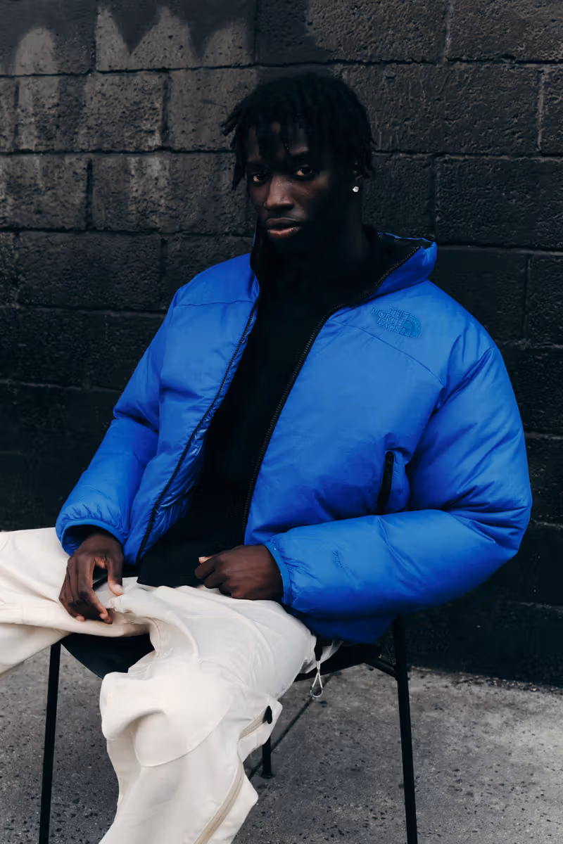 The North FaceリバーシブルNuptseのマットブルー側の着用例