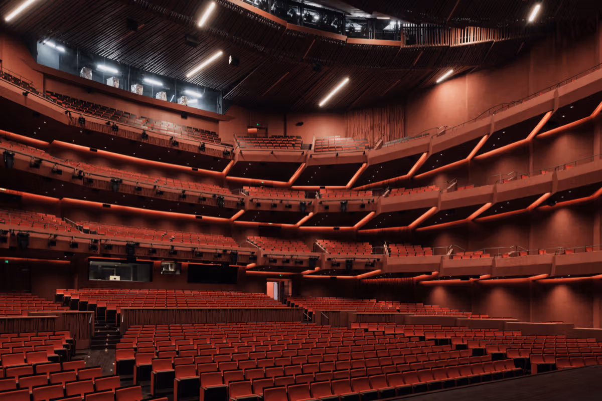 ภายในโรงละครพร้อมที่นั่งสีแดงและระเบียงที่นั่งหลายชั้น