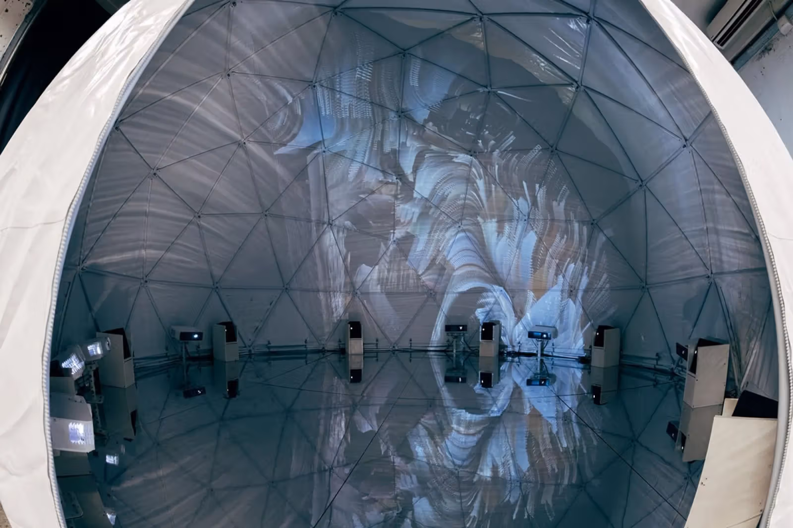 돔 영상에 둘러싸인 Mini Dome 관람 공간