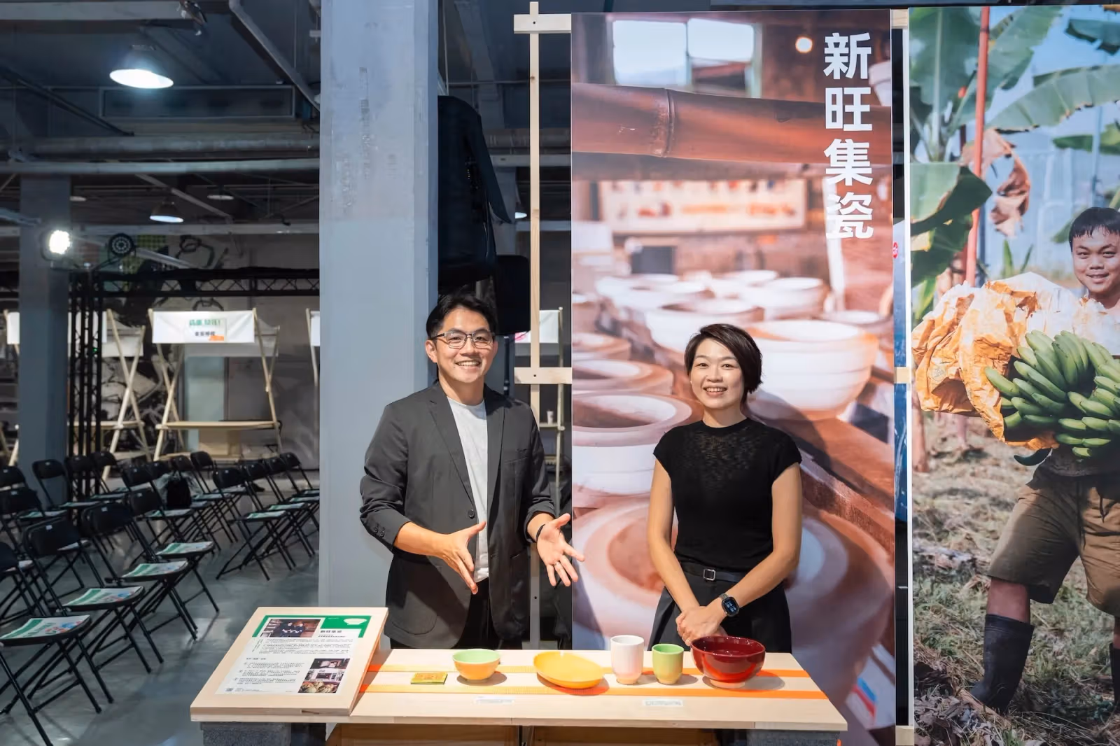 Hsu Shih-Kang and Wu Chia-Hua in the Shu’s Pottery display area