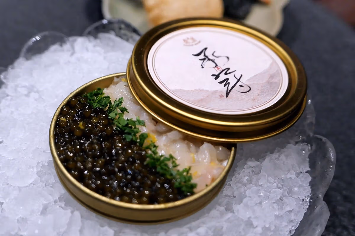 チョウザメのペースト、魚肉、キャビアの最初の一皿。