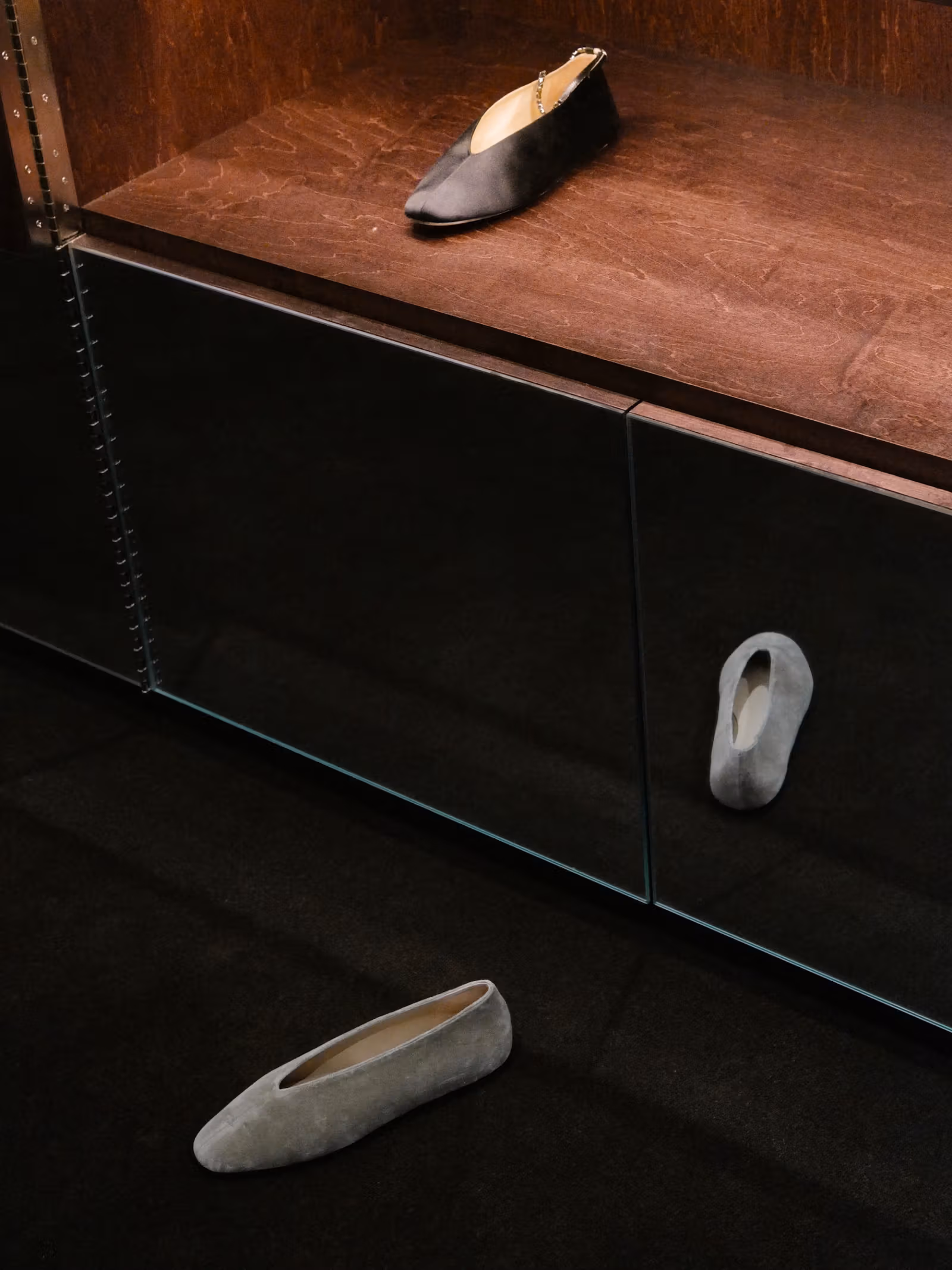 Le Monde Béryl shoe shelf and mirrored reflections