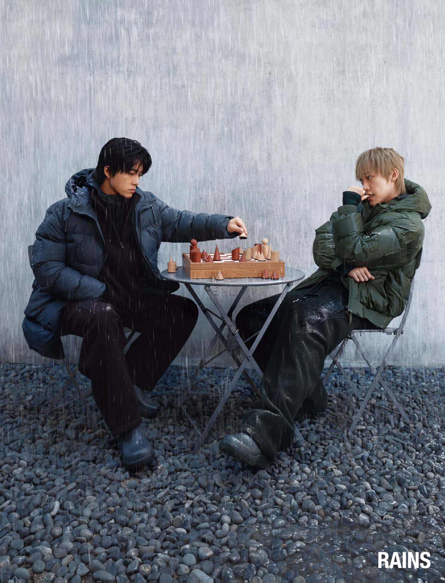 左側成員穿著Alta Long Puffer Cargo Jacket，呈現較長衣身。