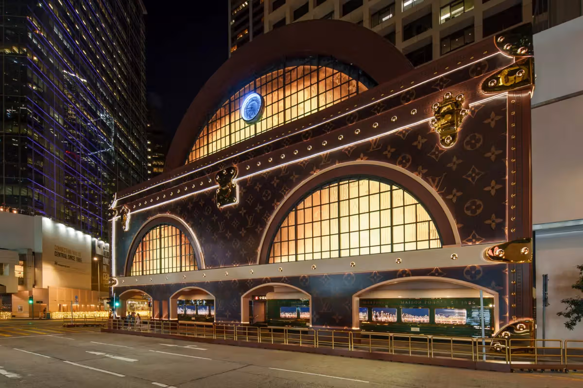 Louis Vuitton Central Station arrives in Hong Kong: a giant trunk, arched windows and a clock transform a facade