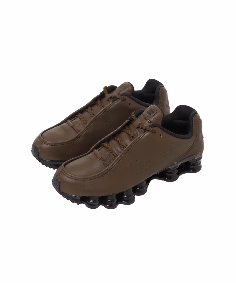 茶色のNike Shox TL SE一足の商品画像
