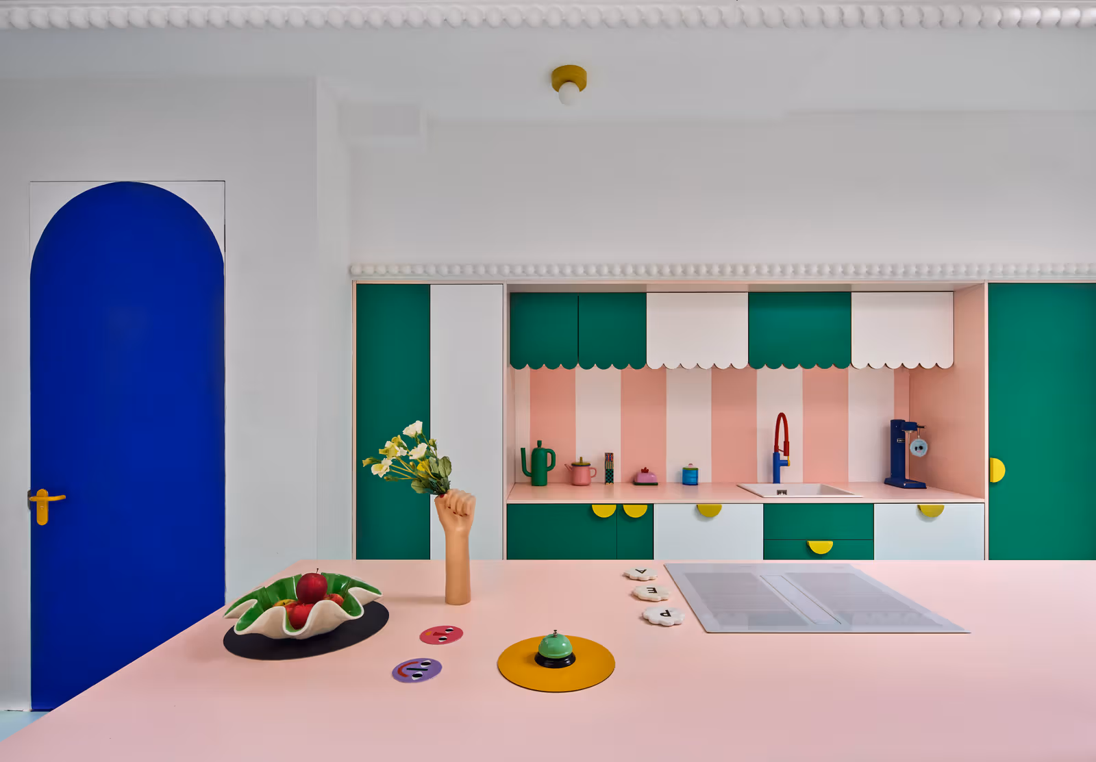 Cloud Houseのピンクのアイランドと縞模様の収納