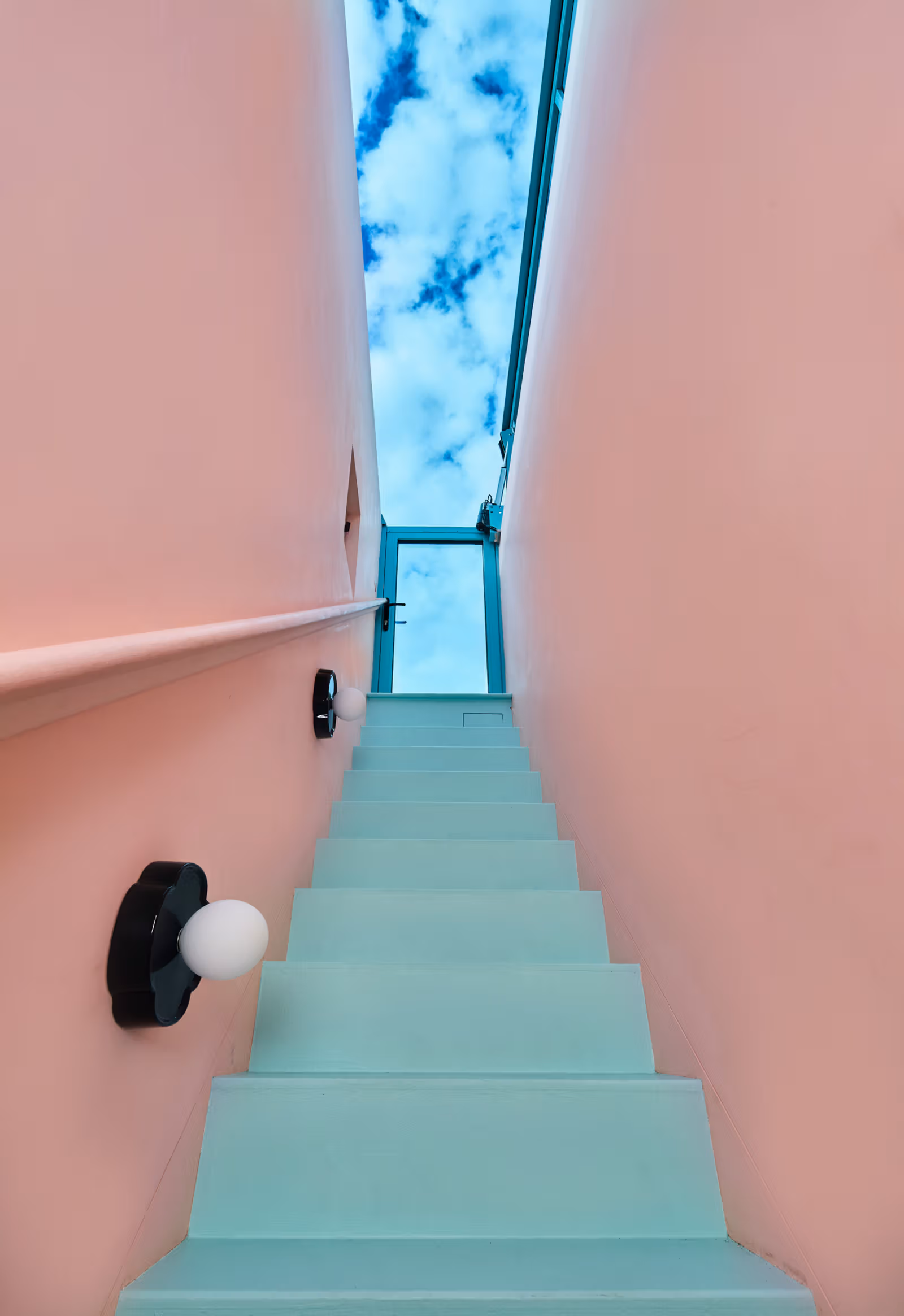 Cloud Houseの色彩豊かな階段と天窓