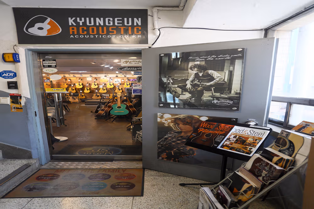 ทางเข้าและกีตาร์ที่จัดแสดงของ Kyungeun Acoustic ในศูนย์การค้าเครื่องดนตรีนักวอน