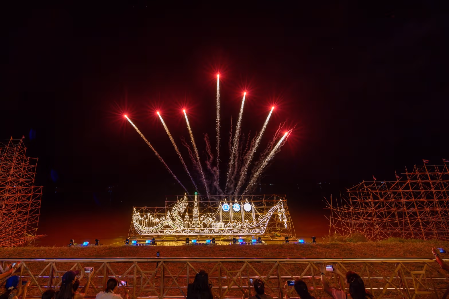 พลุสีแดงเหนือเรือไฟกับผู้ชมที่ถ่ายภาพ ไม่ใช่บันทึกคืนไฮไลต์26ตุลาคมที่ยังไม่เกิดขึ้น
