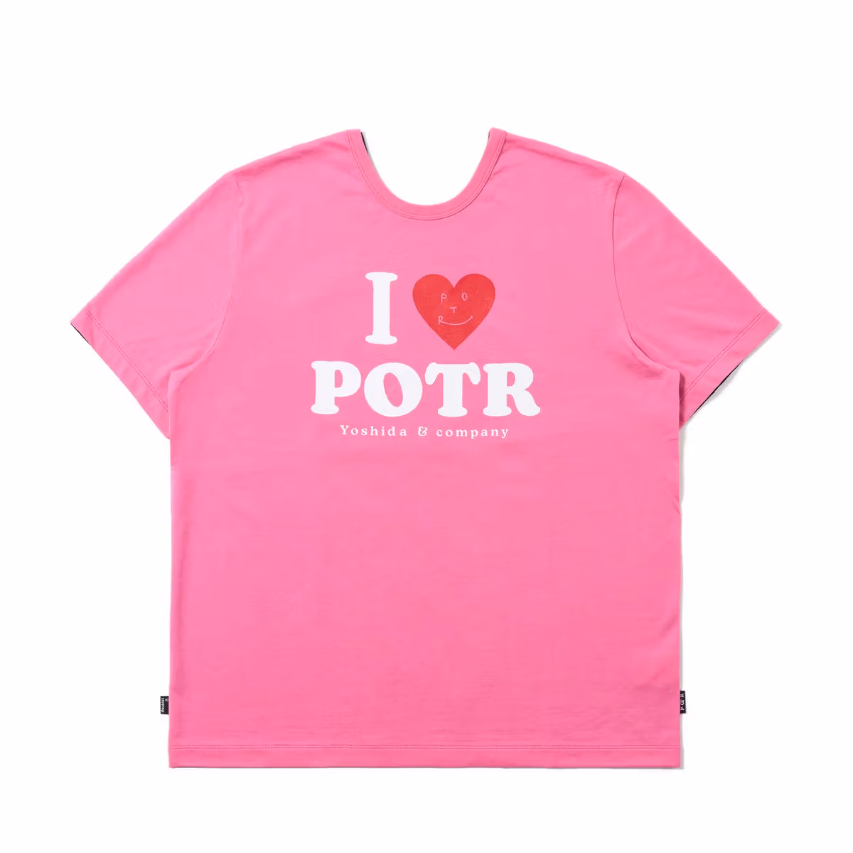 ハートとPOTRを配したピンクのTシャツ