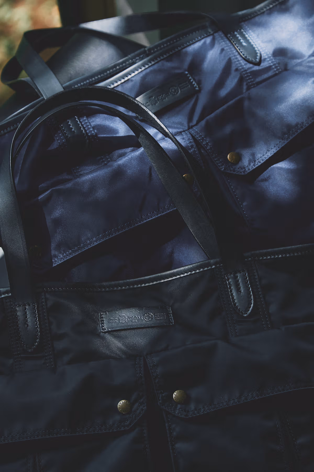 Frontiera tote handle and front-pocket details