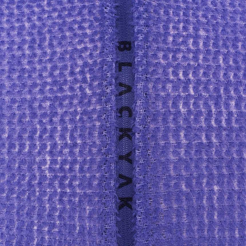 짧은 지퍼 옆 BLACKYAK 글자는 옷 자체의 디자인이다.