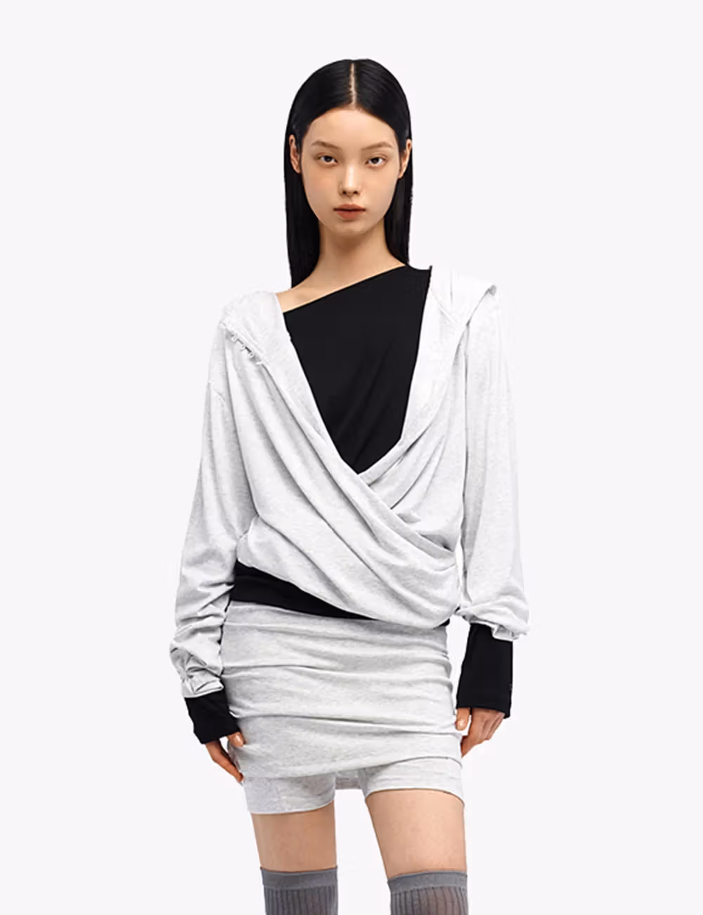 EASE FIT COVER-UP HOODIE 라이트 그레이 공식 모델 사진으로, 곽민경 게스트 홍보와는 별도 촬영이다.