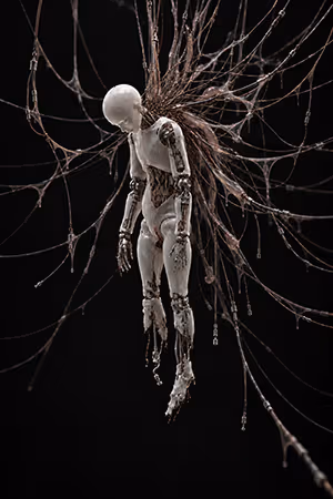 Jinah Roh《Nerva artificia》官方作品图，半透明机械身体向外延伸线缆。