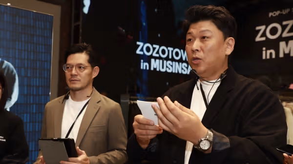 ZOZOTOWN and MUSINSA representatives discuss their collaboration in the brand display space at the October 16 media event.