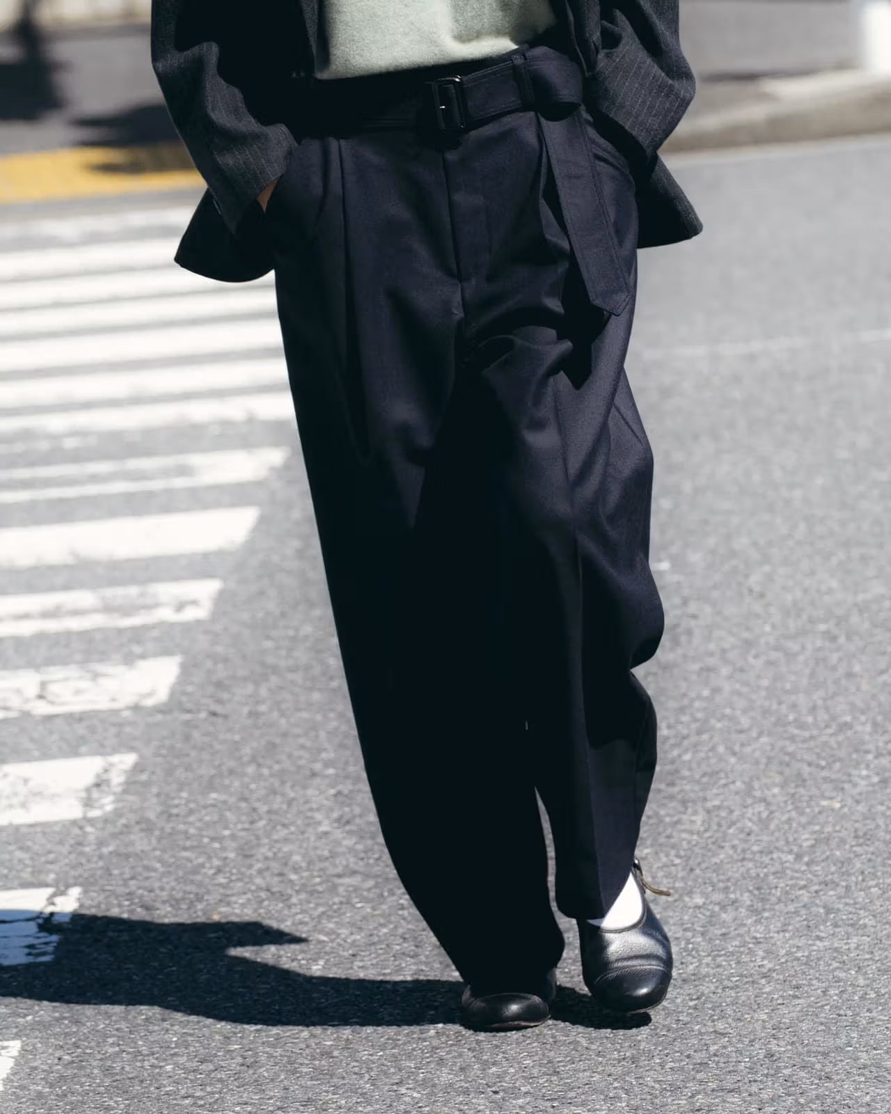 파이브 포켓 와이드 팬츠의 벨트와 앞면 디테일