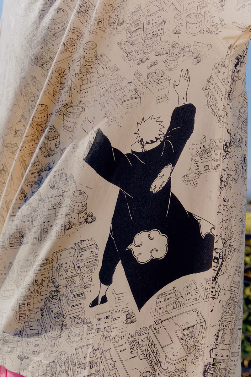 รายละเอียดเสื้อ Naruto ลายเต็มตัวกับช่องมังงะและเงาตัวละคร