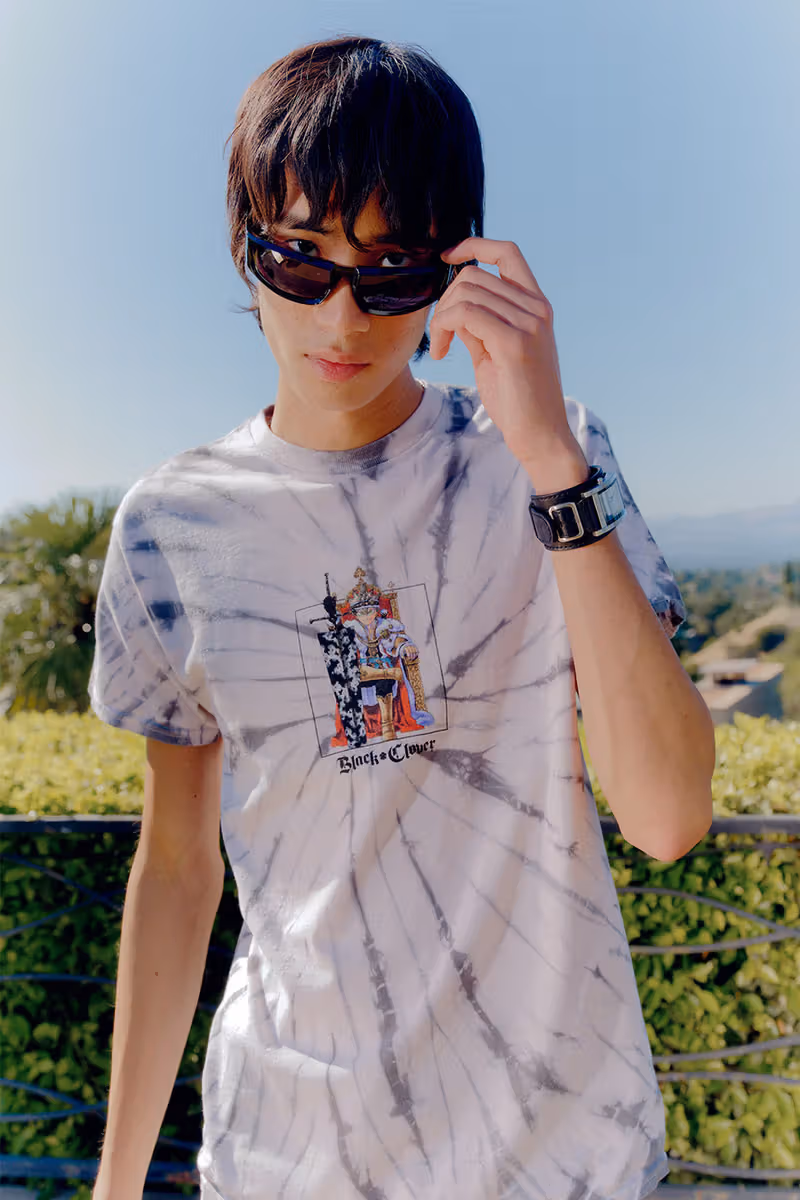เสื้อ Black Clover Asta มัดย้อมเกลียวเทาขาวขณะสวม