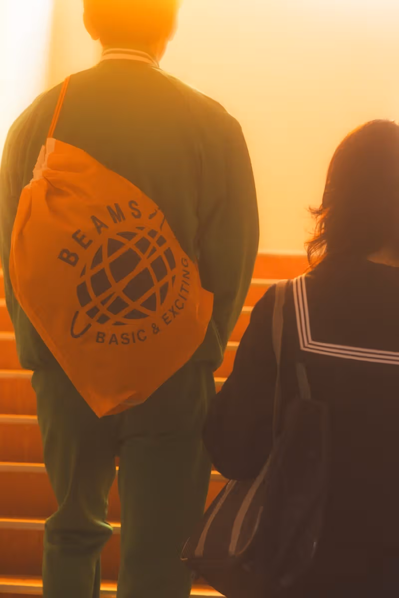 BEAMS revives its orange shoulder shopping bag with the 1986 globe logo