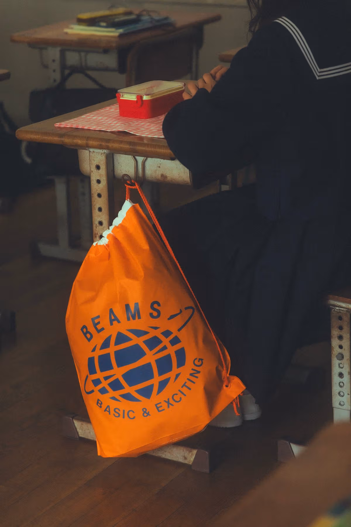 BEAMSのオレンジ色バッグと座席