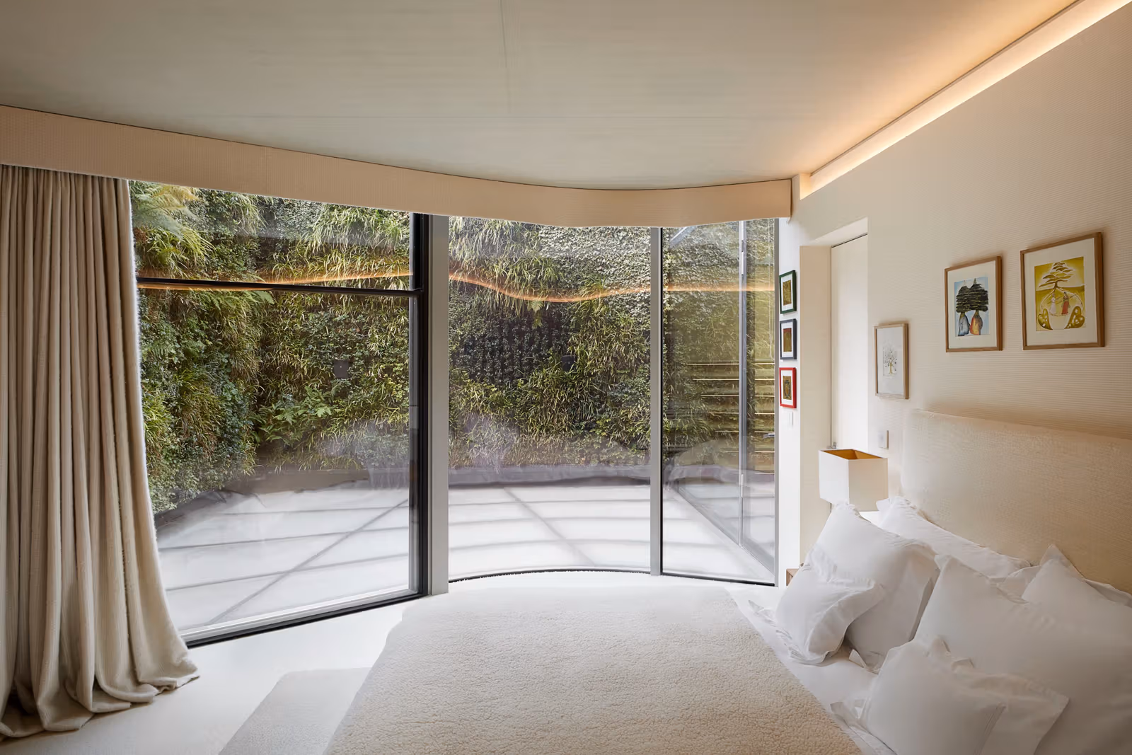 Grosvenor Crescent Mews principal bedroom and glazed courtyard