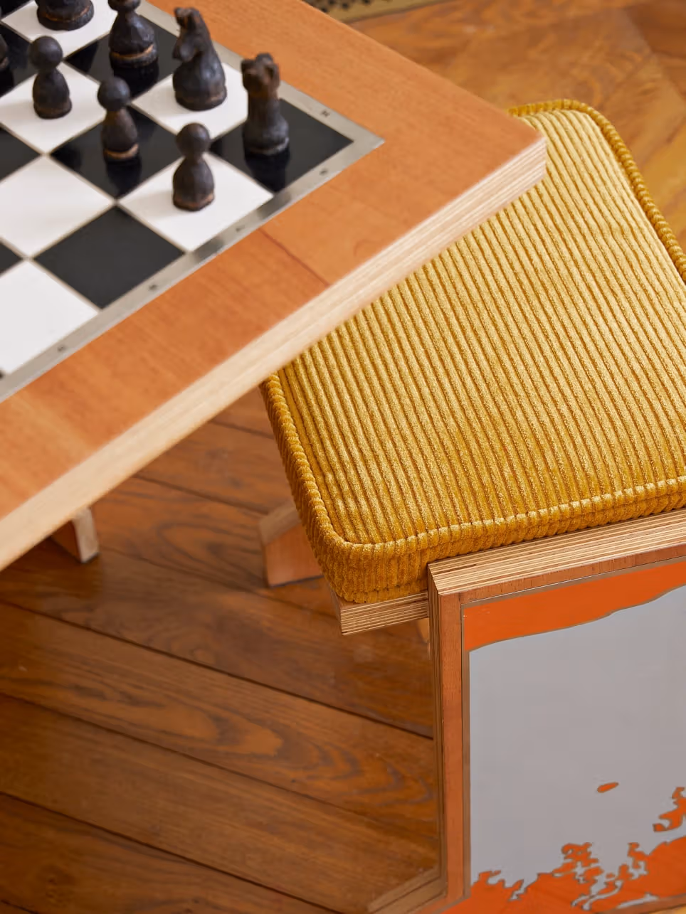 MonoAmbiente 1 棋盘与座位近照