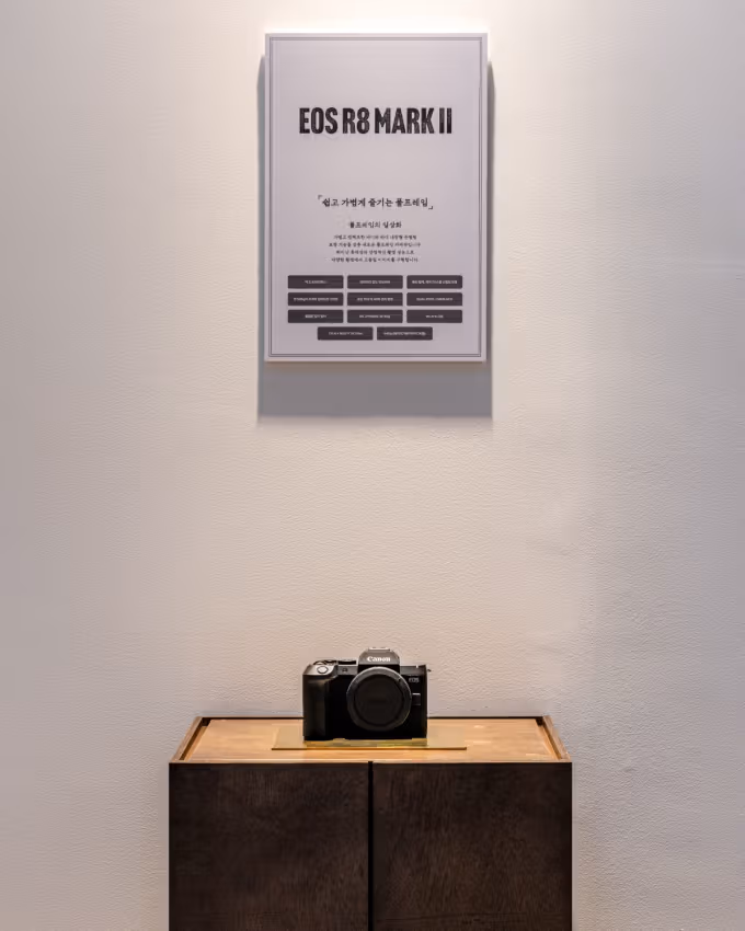木台のカメラと上のEOS R8 Mark II壁面表示