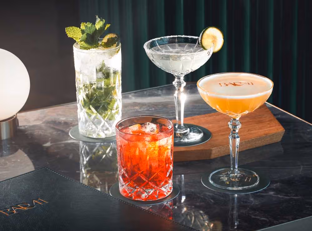 桌上四杯調酒分別採高杯、寬口杯及矮杯，配薄荷、青檸與冰塊，旁有Bar41菜單