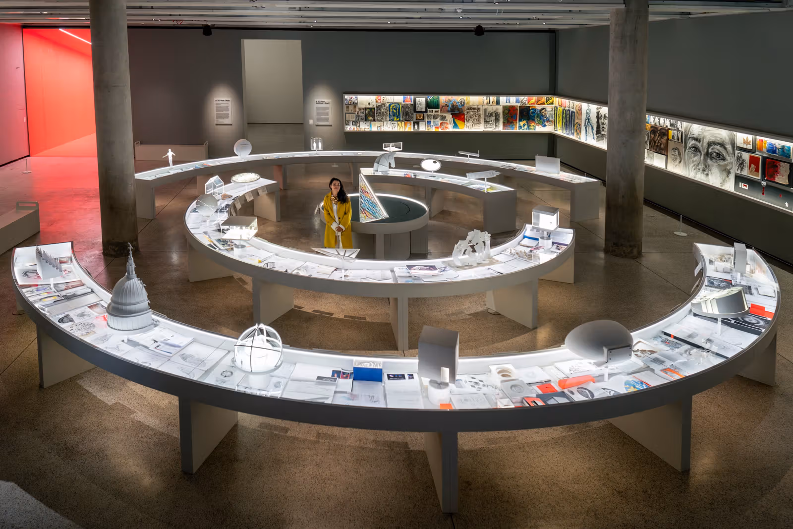 คลังวงกลม30-Year Desk Es Devlin ที่ Design Museum