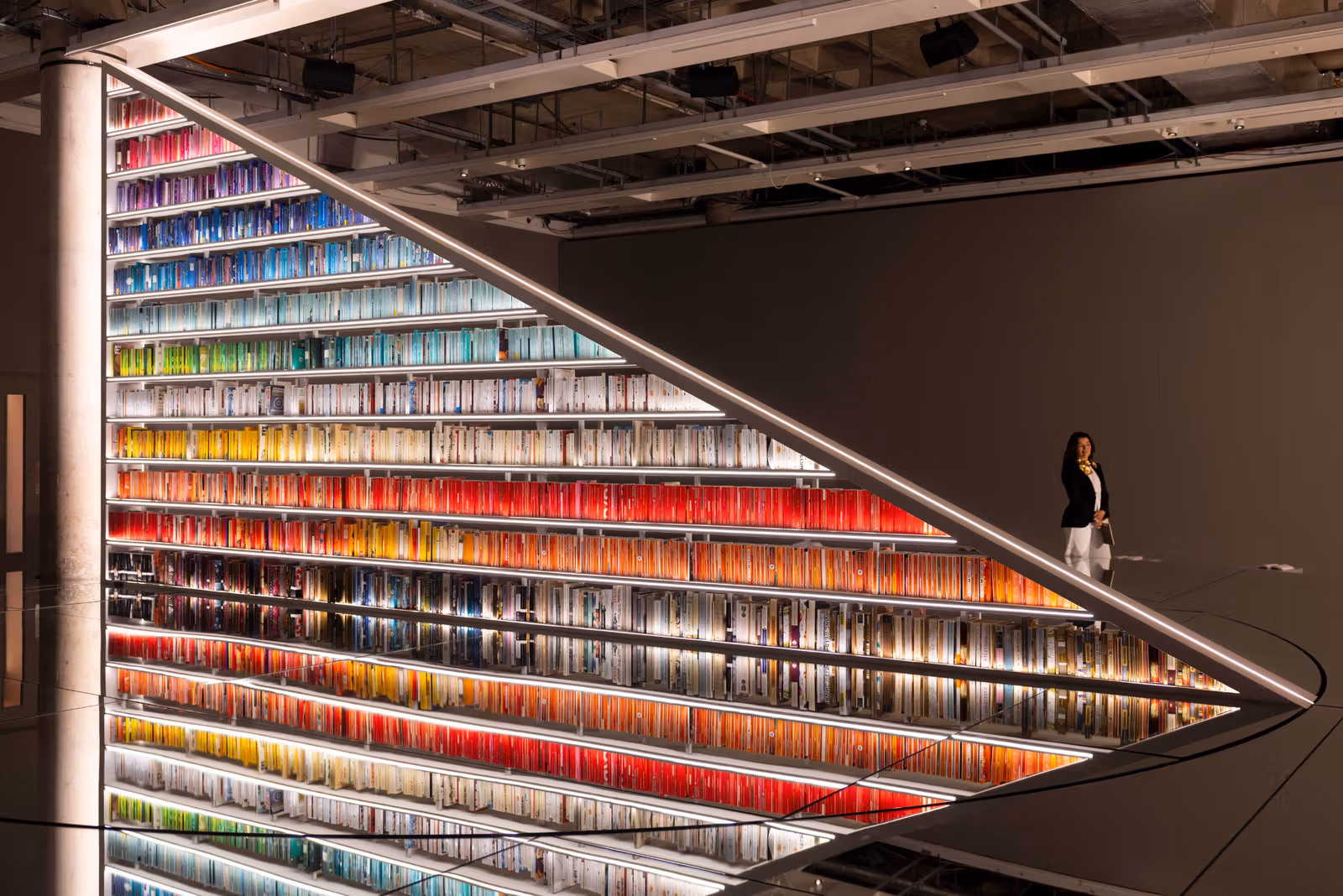 ภาพกว้างงานหนังสือ Infinite Library Design Museum