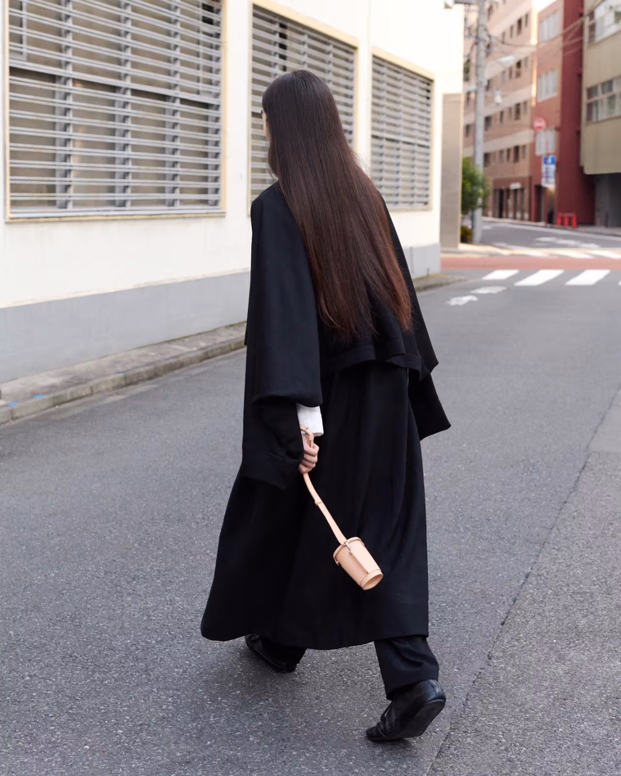 黒いロングコートとベージュのTO GOの斜め掛け