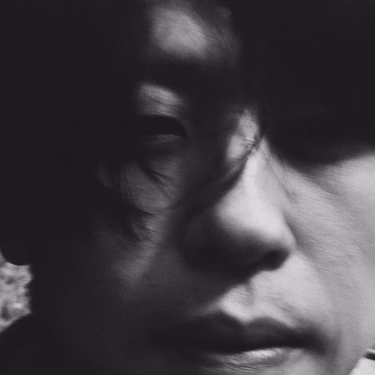 눈과 머리카락에 움직임의 흐림과 입자가 있는 흑백 얼굴 근접 이미지