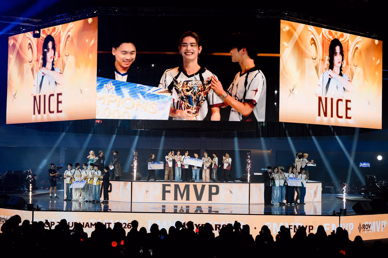 ด้านหน้าเวทีใหญ่มีข้อความ FMVP AWARD จอด้านบนแสดงคนถือถ้วย และจอสองข้างมีชื่อ NICE