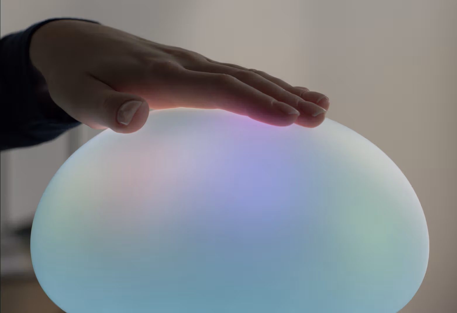 มือกับส่วนบนเรืองแสงของ Mori