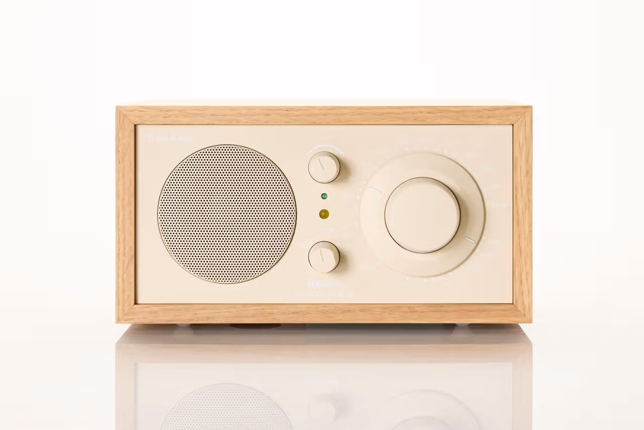 木纹外框与浅色面板的 Model One BT 正面产品照