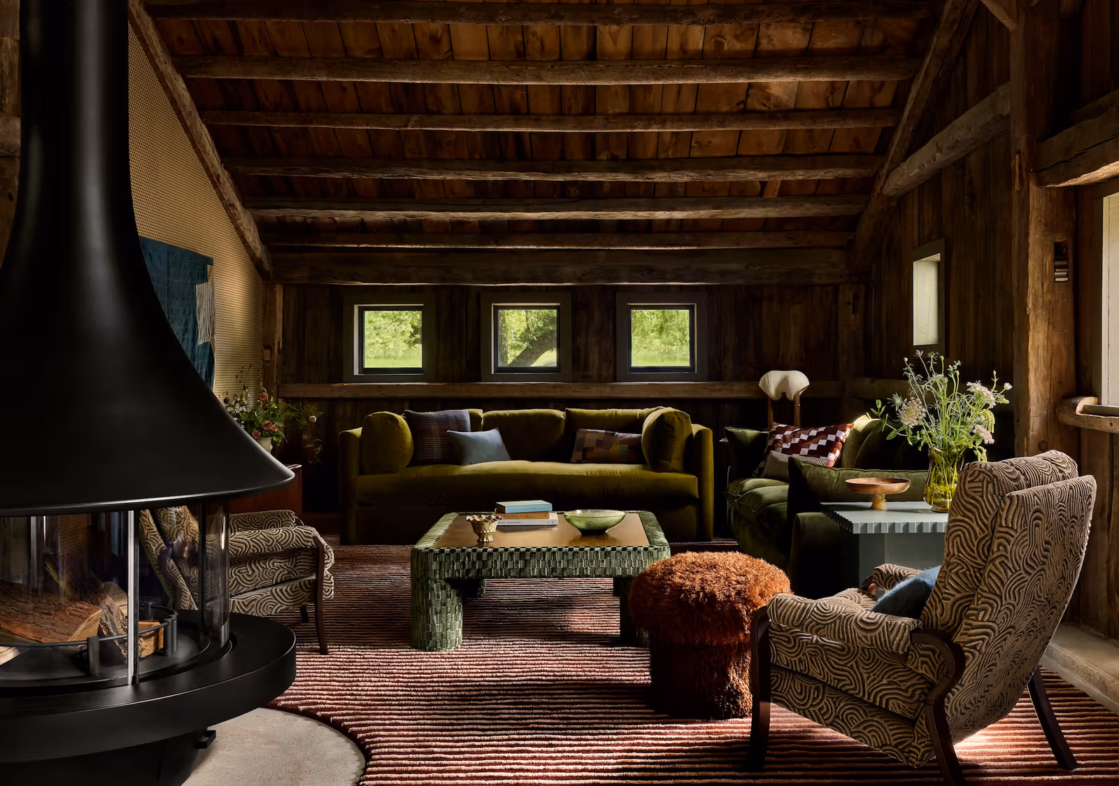 Yond Interiors의 Brume Hollow, 오래된 마구간을 색과 직물로 부드럽게