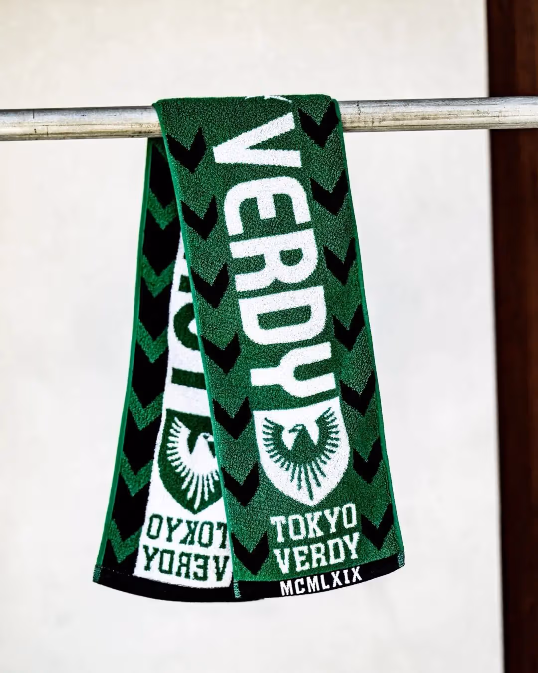ผ้าเชียร์ Tokyo Verdy เขียวขาวแขวนบนราว