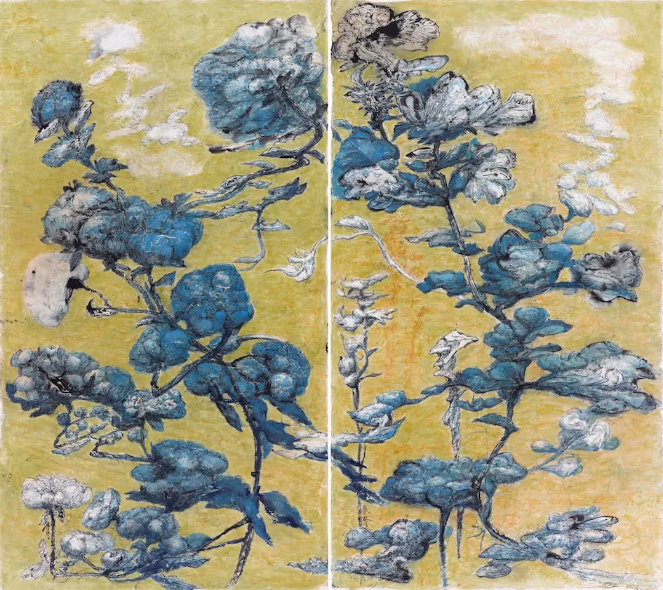 황록색 바탕에 청백색 꽃과 어두운 가지선이 있고 중앙에 두 폭의 이음매가 보인다.
